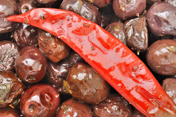 Olive nere condite con olio e peperoncino
