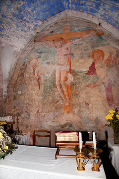 interno antica chiesetta medievale