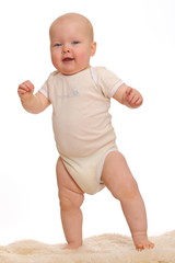 Niedliches Baby macht seine ersten Schritte
