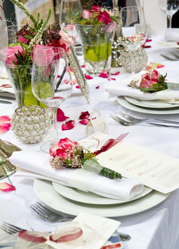 Gedeckte Festtafel mit Rosendekoration