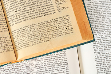 Obraz premium Bibles in Greek and English open to John 3:16