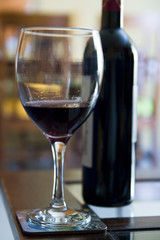 botella de vino y copa