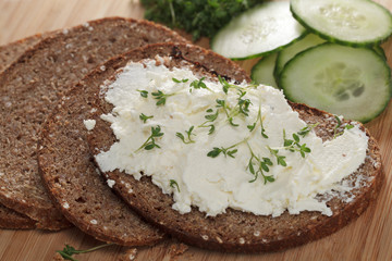 Vollkornbrot mit Frischkäse