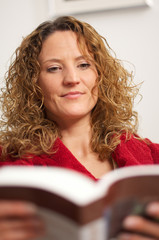 Frau beim lesen eines Buches