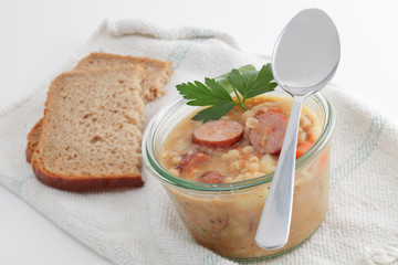 Bohneneintopf mit Mettwurst