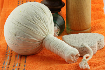 pochon de massage, huiles essentielles et pierre ponce