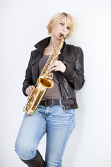 Naklejka premium Saxophon spielen