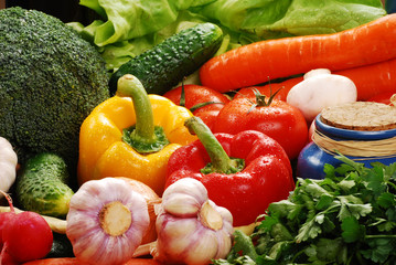 Composition with raw vegetables