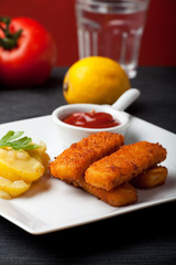 Fischstäbchen mit Kartoffelsalat