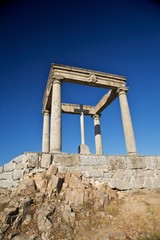 cross between four columns