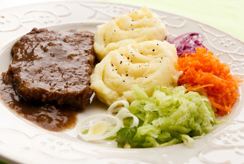 Roast beef nashed potatoes and vegetables