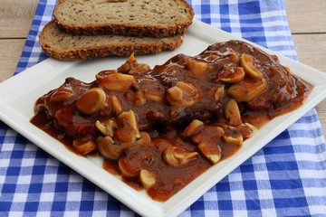 Jägerschnitzel mit Brot