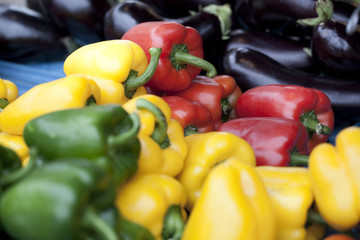beaux légumes colorés au marché