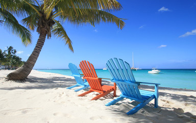 Fauteuils colorés sur mer des Caraïbes