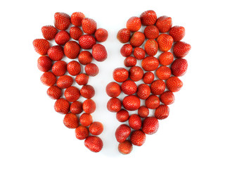 Fraises en forme de cœur brisé