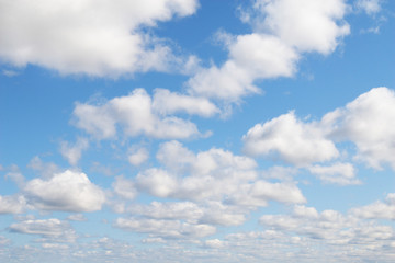 Obraz premium White cumulus clouds on blue sky