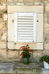 Fototapeta na wymiar Okno z okiennicami w starym domu w Korcula