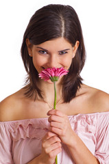 verliebte Frau schaut über Blume