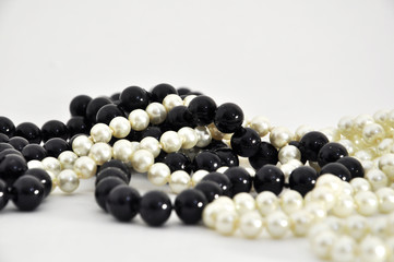 schwarz-weiße perlen