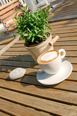 Cappuccino im Sonnenschein gefällig?
