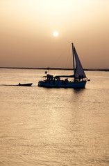 Fototapeta premium Recreation boat at sunset, in Ria Formosa, natural conservation