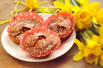 Schokoladenmuffin und Narzissen