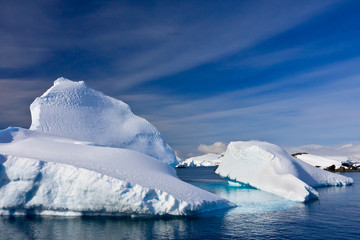Fototapeta na wymiar Icebergs in Antarctica