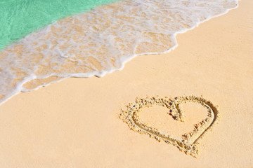 Fototapeta na wymiar Rysunek serca na plaży