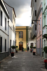 Fototapeta premium colonial street before thunderstorm