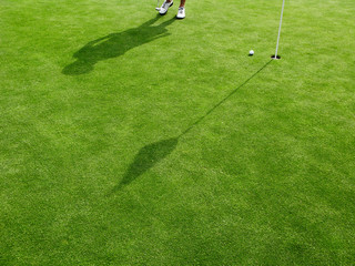 Golf beim Einlochen