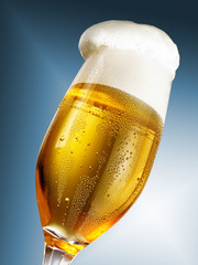 Bierglas breite Krone vor Blau