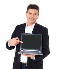 Geschäftsmann zeigt auf den Bildschirm eines Computers.