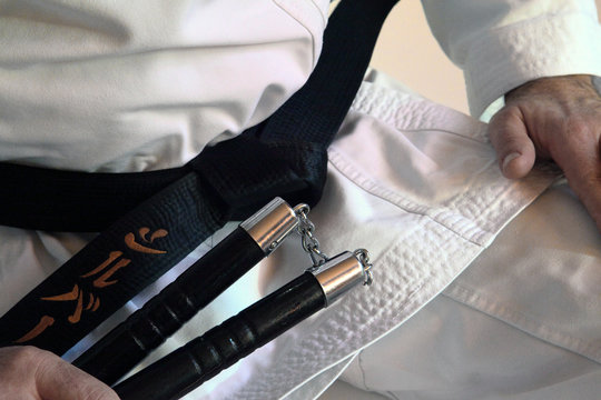 karateka con nunchaku