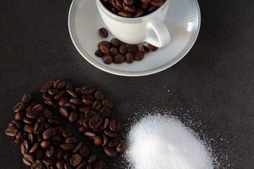 chicchi di caffè con tazza e zucchero