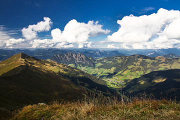 Obraz premium Talblick und Blick zum Wiedersberger Horn, Kitzbüheler Alpen