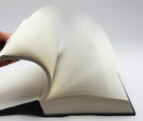 Fliegende Buchseiten