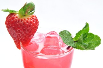 Refresco con fresa y menta