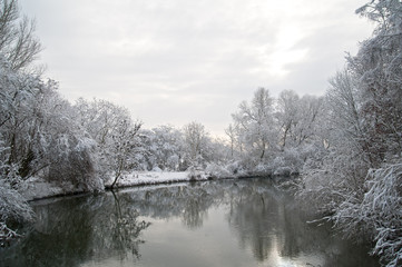 Flusslandschaft im Winter