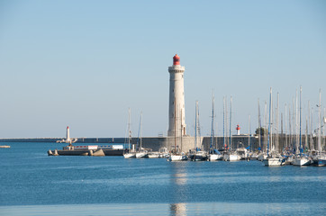 le phare du mole Saint-Louis à Sète et le port de plaisance, dans l'Herault en Occitanie, France © FredP