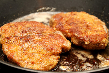 Paniertes Schnitzel in der Pfanne