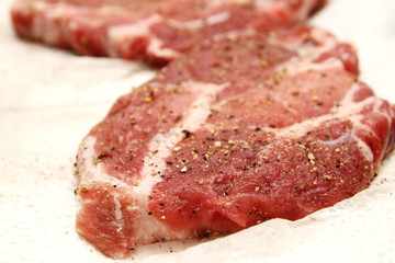 Rohes gewürztes Schnitzel