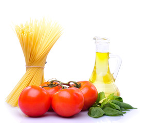 Spaghetti with tomatoes, olive oil and basil