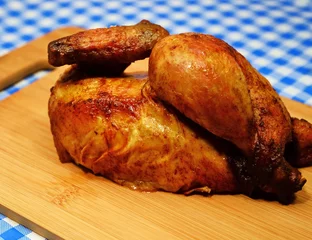 Crédence de cuisine en verre imprimé Buffet, Bar Demi-poulet sur une planche à découper en bois