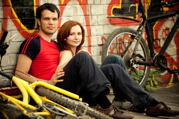 Obraz na płótnie Canvas Young couple and bikes