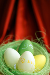nid d'oeufs de Pâques décorés