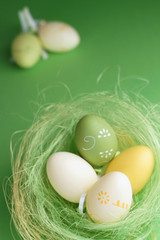 nid d'oeufs de Pâques décorés