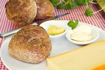 Röggelchen mit Käse und Senf /Kölner Spezialität / Halve Hahn