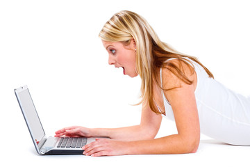 Naklejka premium Junge Frau am Notebook ist überrascht