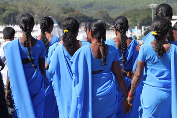Femmes vêtues de bleu
