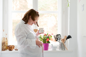 Schwangere Frau in der Küche